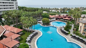 2 piscinas externas, guarda-sóis, espreguiçadeiras