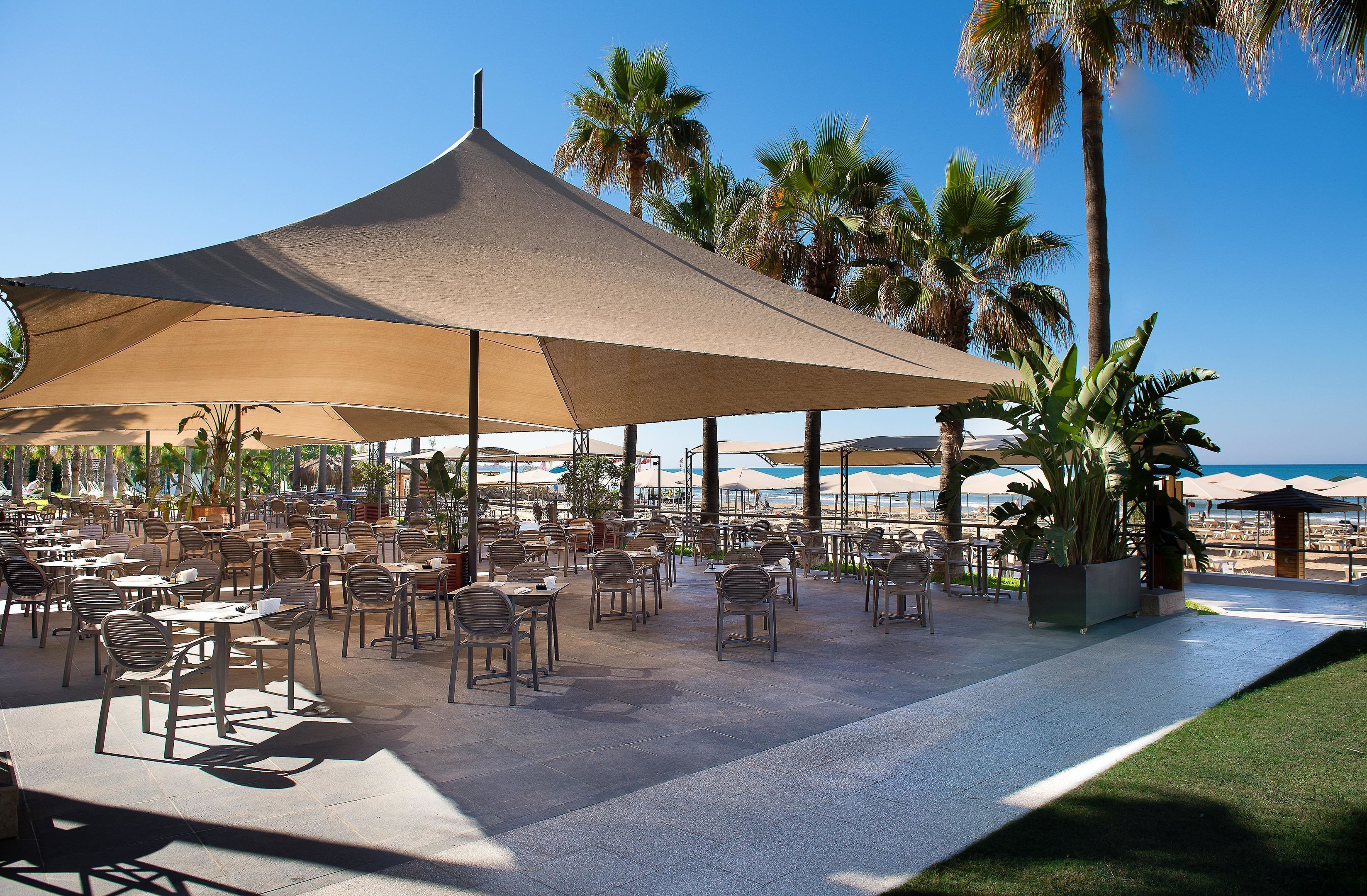 2 restaurants, breakfast served