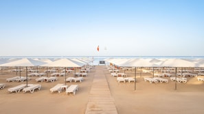 On the beach, sun loungers, beach umbrellas, beach towels - Miramare Queen Hotel - All Inclusive (Manavgat)