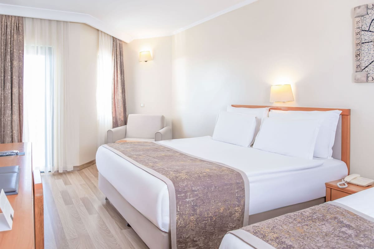 Standaard kamer, gedeeltelijk uitzicht op zee | 1 slaapkamer, een minibar, een kluis op de kamer, gratis wifi