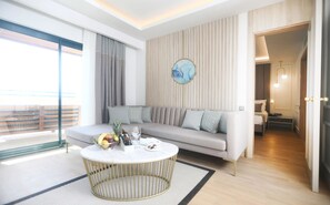 Deluxe Suite | Living area | LCD TV - Miramare Queen Hotel - All Inclusive (Manavgat)