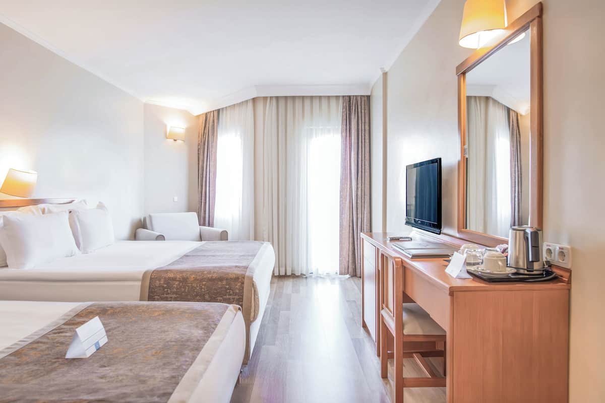 Premium bedding, minibar, in-room safe, WiFi (free)