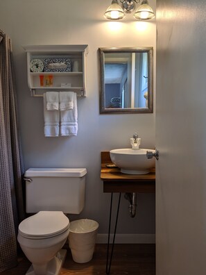 Chambre Deluxe, 1 grand lit | Salle de bain | Articles de toilette (gratuits), serviettes fournies