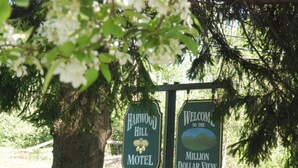 Two signs: one for Harwood Hill Motel with a vacancy notice, and another welcoming visitors to the Million Dollar View. - Harwood Hill Motel (Bennington)