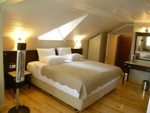 Premium bedding, minibar, in-room safe, free cribs/infant beds