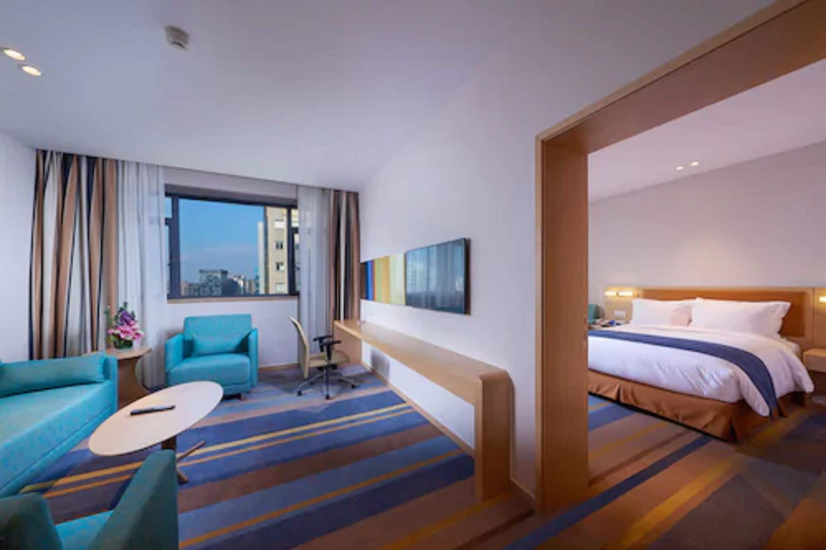 Caja de seguridad en la habitación y escritorio 