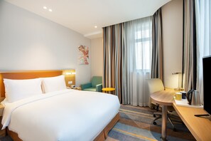 In-room safe, desk, iron/ironing board, free cribs/infant beds - Holiday Inn Express Shanghai Zhenping by IHG (Shanghai)