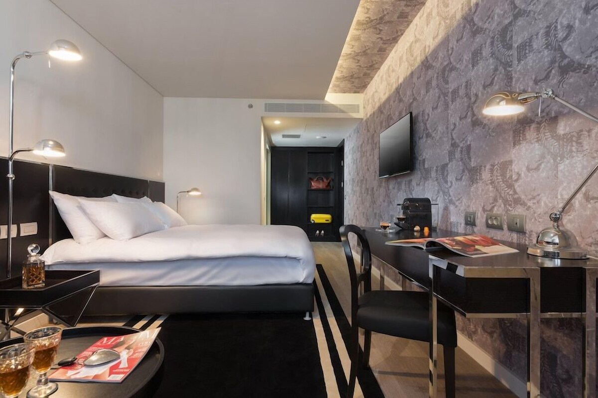 Premium bedding, in-room safe, WiFi (free), bed sheets