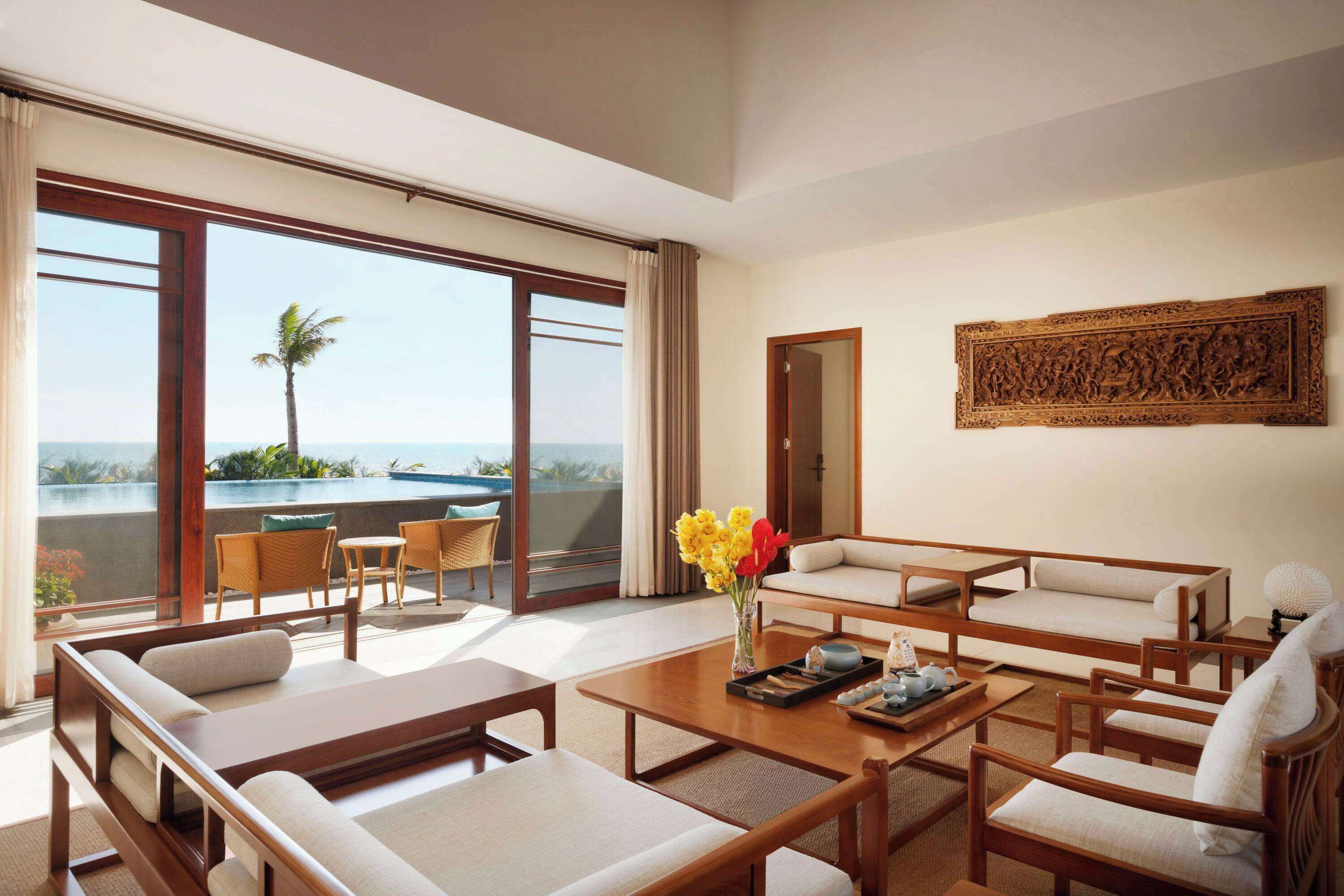 Seprai premium, minibar, dan brankas