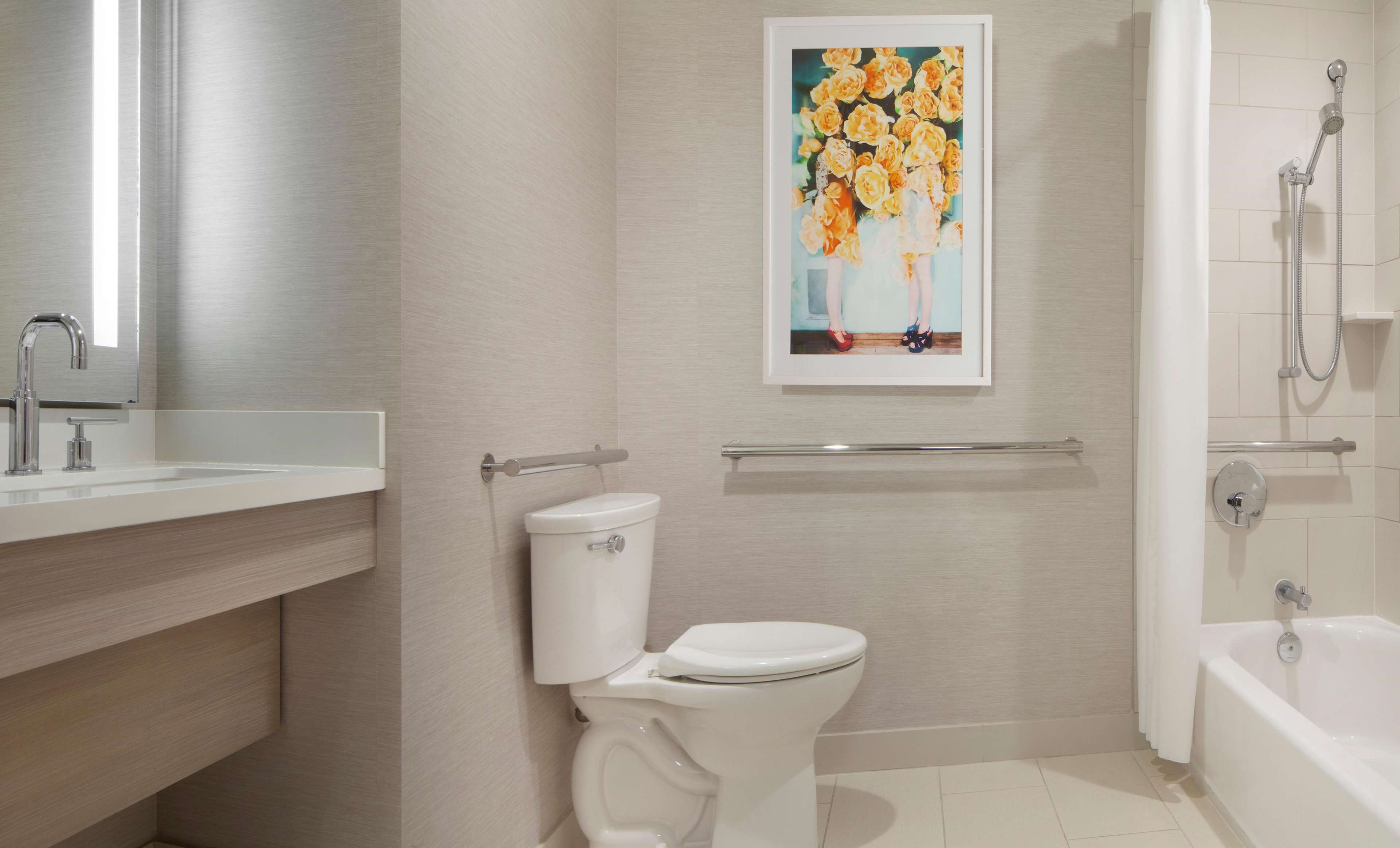 Un baño moderno con inodoro, lavabo y ducha.