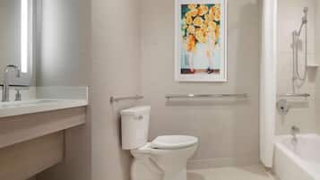 Un baño moderno con inodoro, lavabo y ducha.