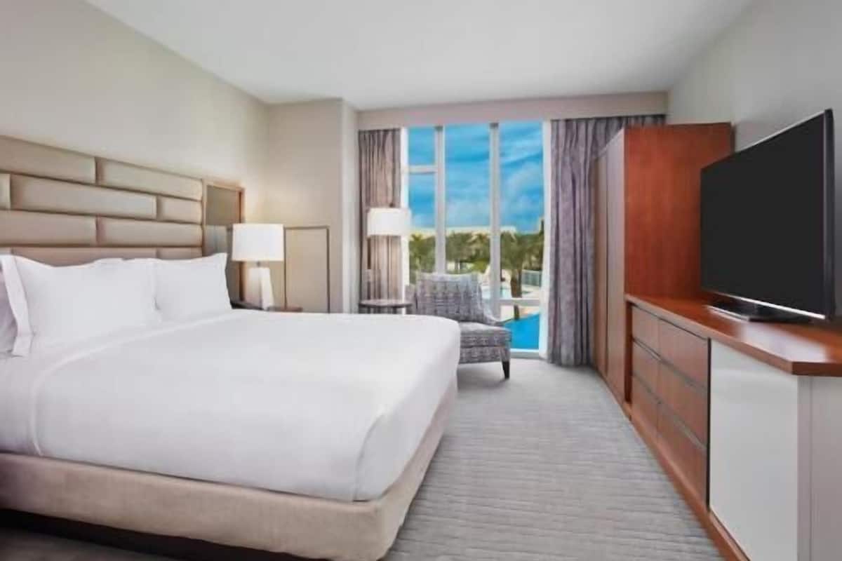 Premium bedding, in-room safe, desk, blackout drapes