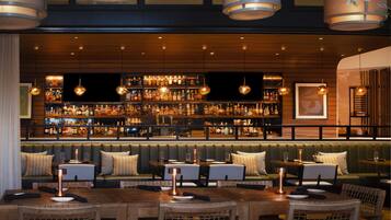 3 restaurants; breakfast, lunch and dinner served