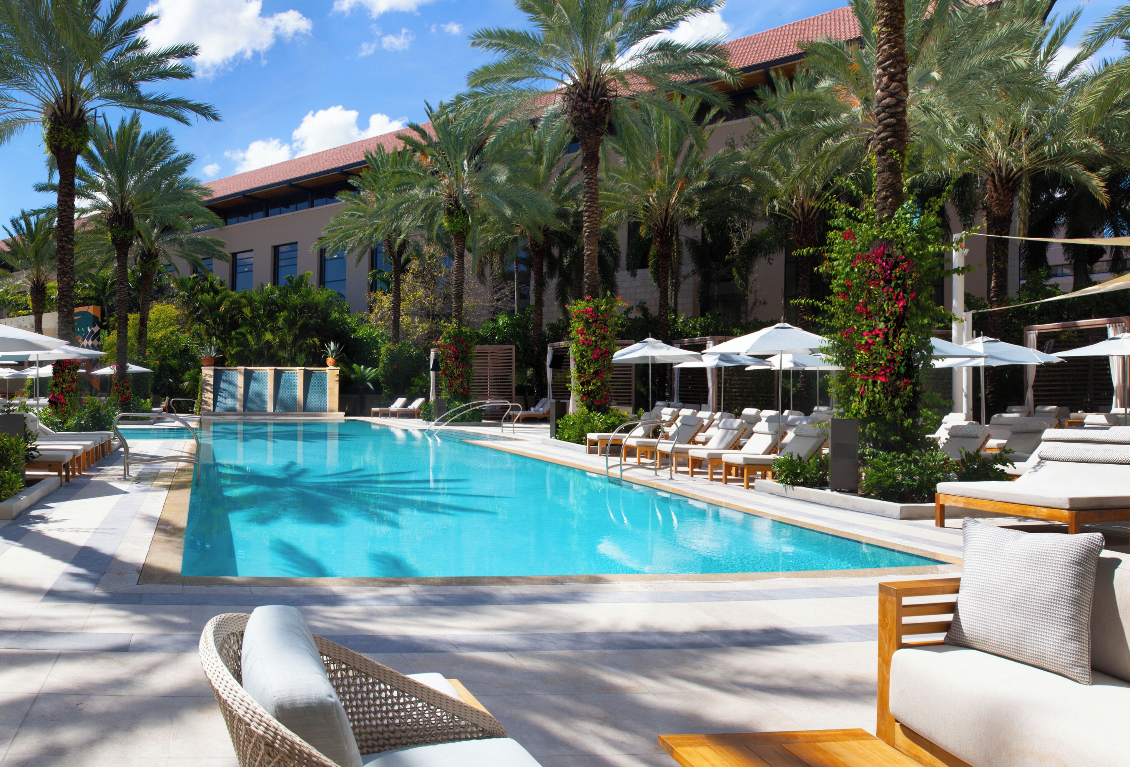 Alberca al aire libre y camas balinesas (con cargo) 