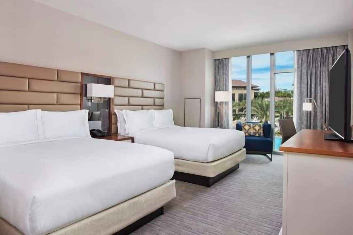 Hochwertige Bettwaren, Zimmersafe, Schreibtisch, Verdunkelungsvorhänge