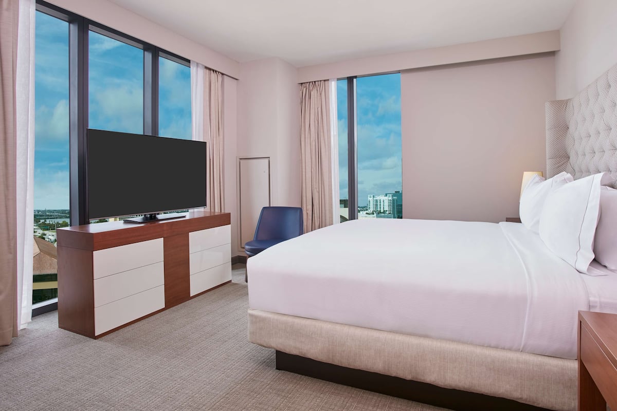 Premium bedding, in-room safe, desk, blackout drapes