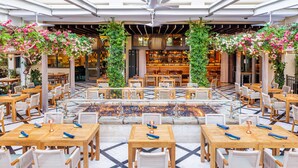 Un restaurante con terraza, una chimenea y plantas.