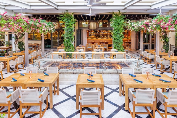 3 restaurants; breakfast, lunch, and dinner served