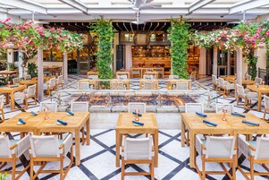 3 restaurantes; se sirven desayunos, almuerzos y cenas