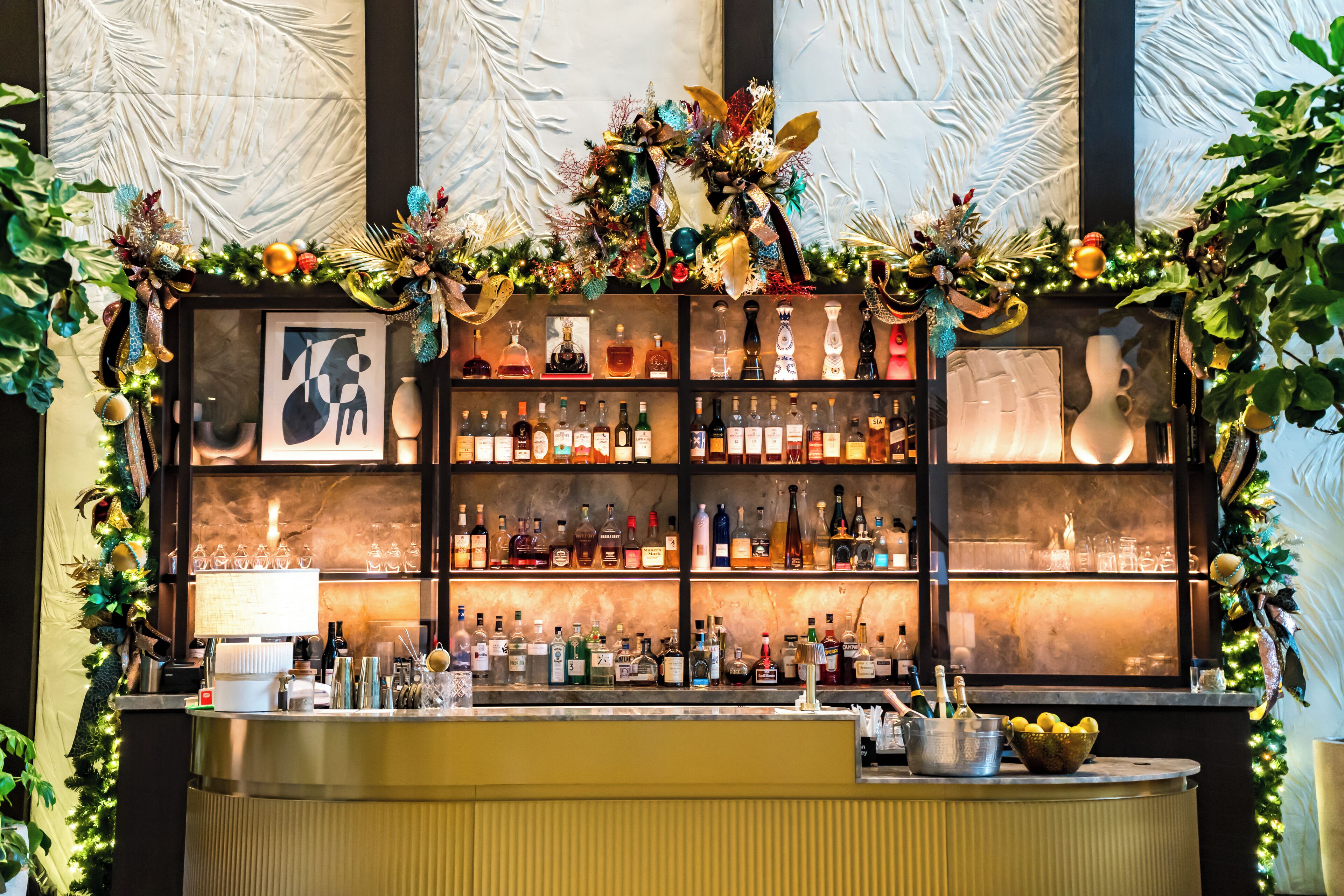 2 bars/lounges, lobby lounge
