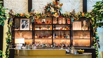 2 bars/lounges, lobby lounge