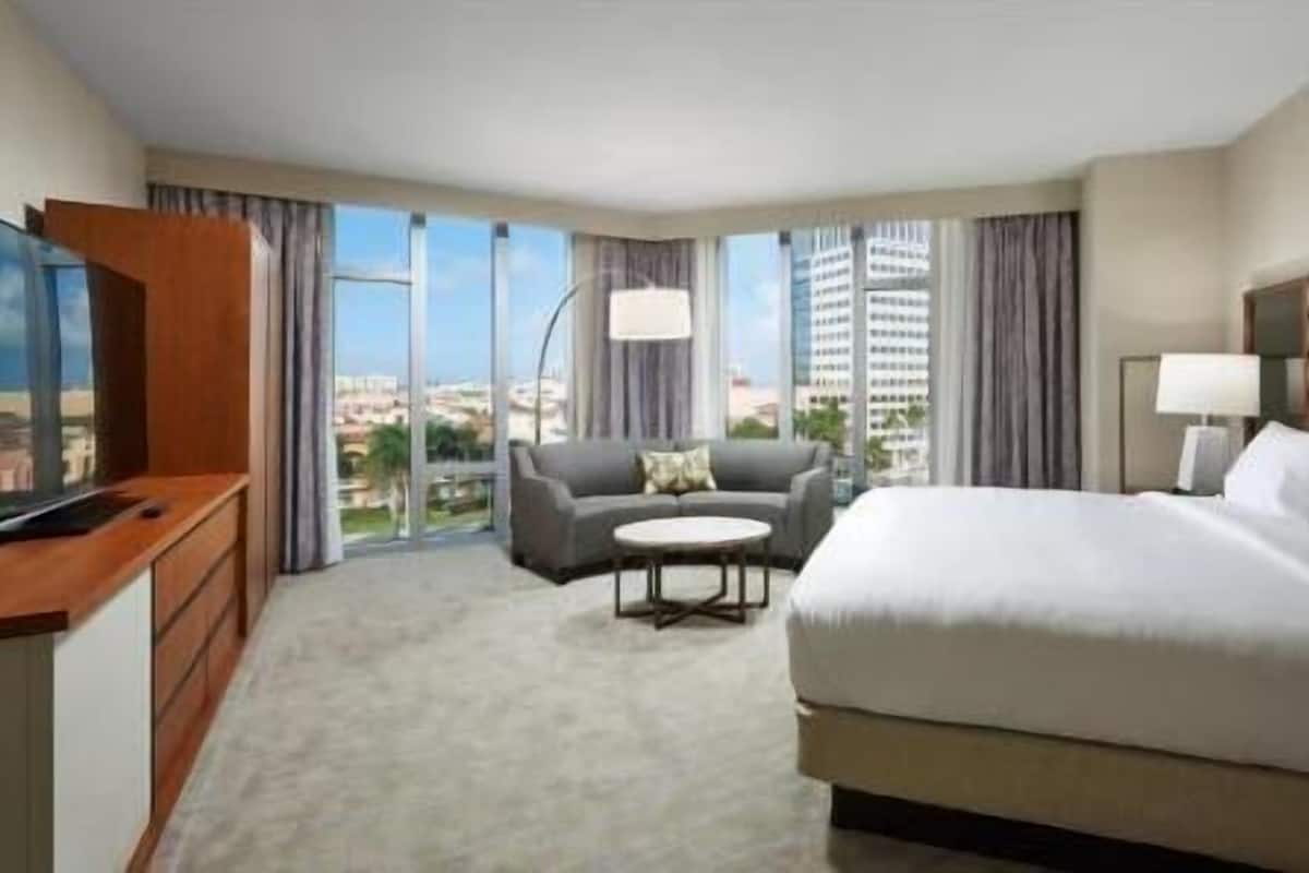 Premium bedding, in-room safe, desk, blackout drapes