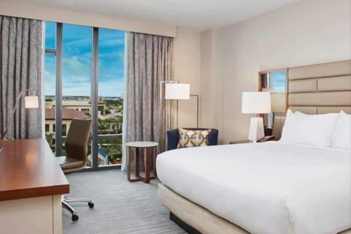 Premium bedding, in-room safe, desk, blackout drapes