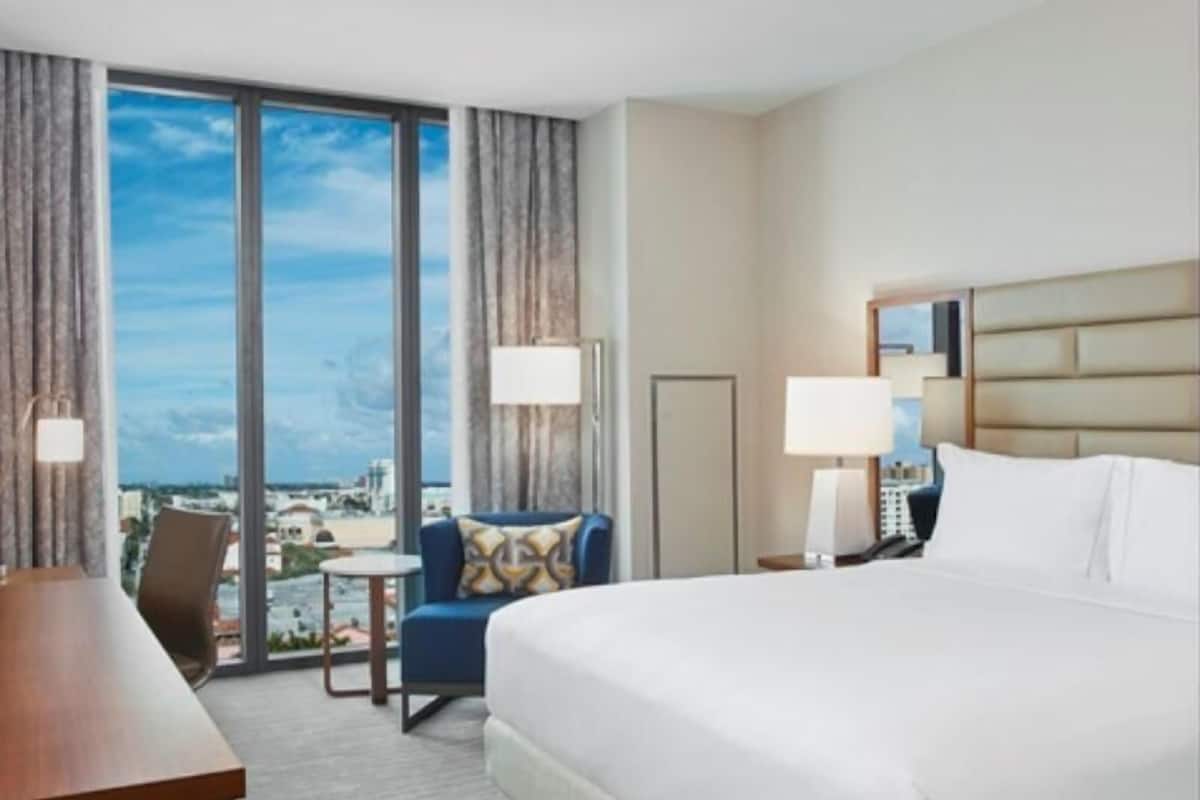 Premium bedding, in-room safe, desk, blackout drapes