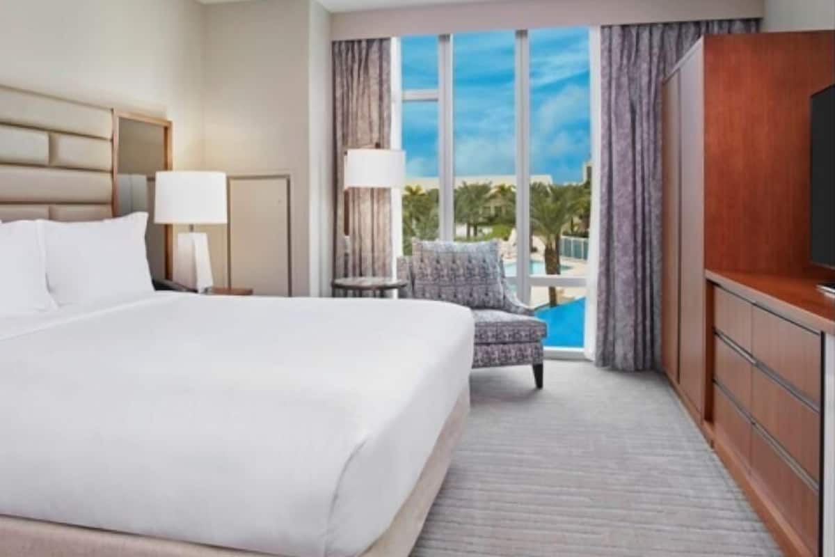 Premium bedding, in-room safe, desk, blackout drapes