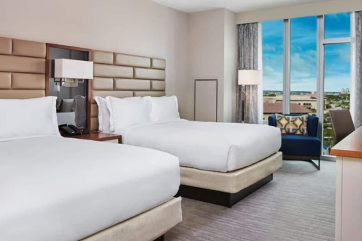 Premium bedding, in-room safe, desk, blackout drapes