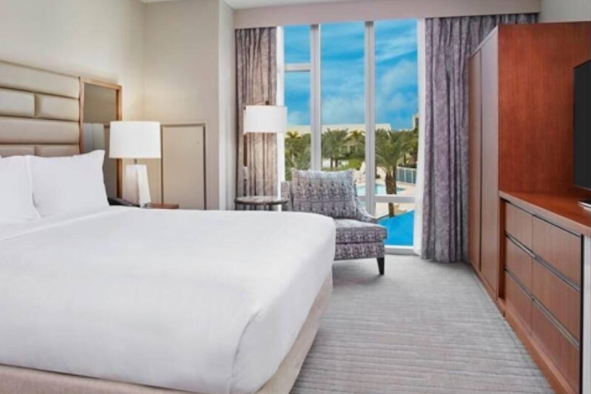 Premium bedding, in-room safe, desk, blackout drapes