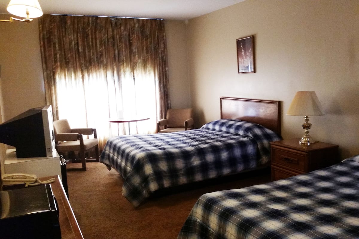 Habitación clásica, 2 camas Queen size | Escritorio, wifi gratis y ropa de cama
