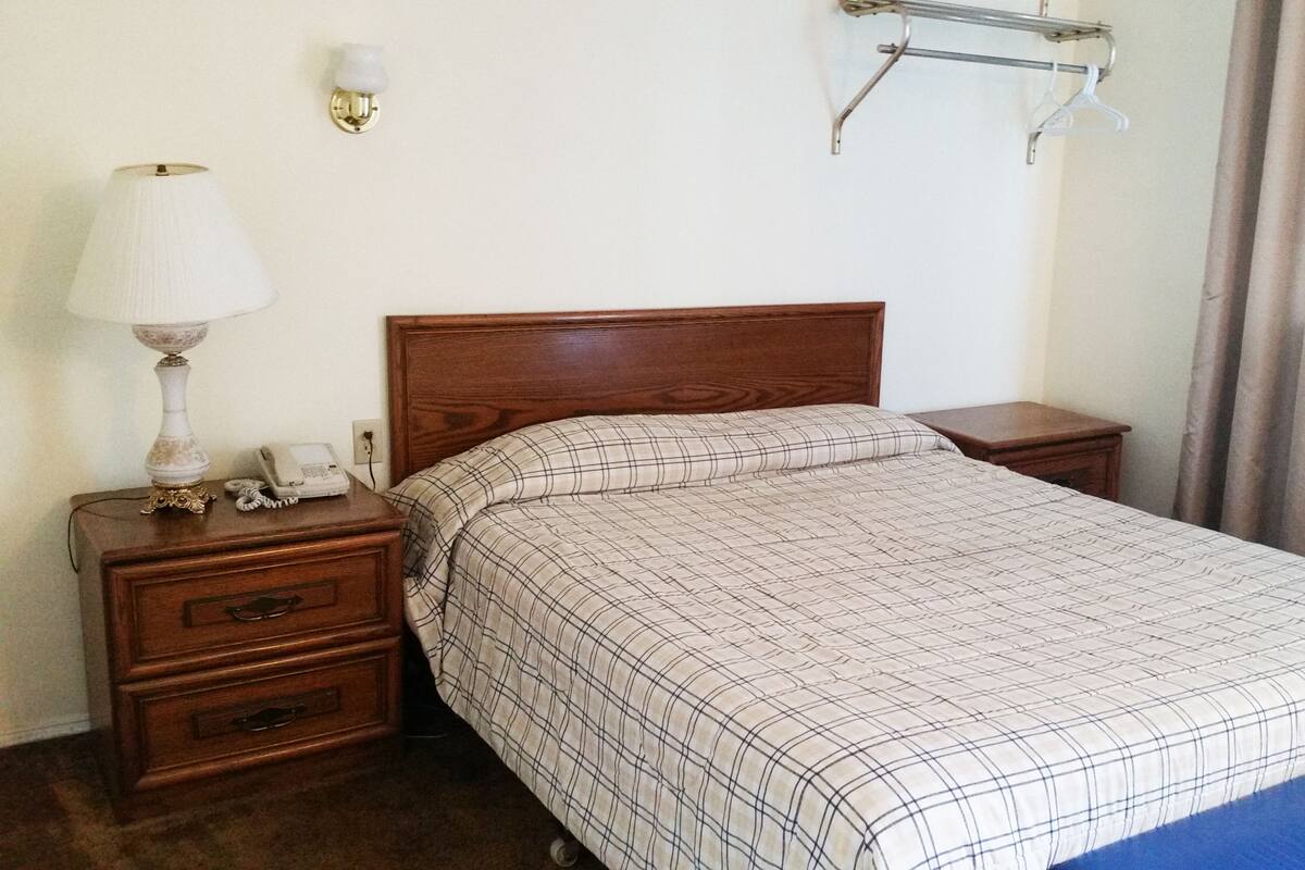 Habitación clásica, 1 cama Queen size | Escritorio, wifi gratis y ropa de cama