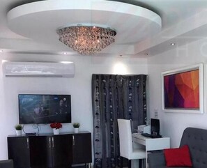 Télévision à écran plat de 32 pouces avec chaînes par câble, télévision