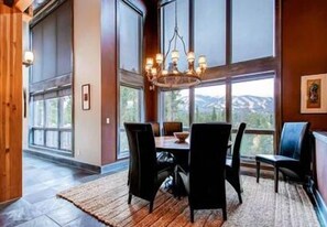 Gác, 5 phòng ngủ, Bồn tắm nước nóng | Khu vực ăn uống tại phòng