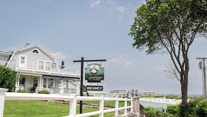 A beachside hotel with a sign indicating a vacancy. - Terrace by the Sea (Ogunquit)
