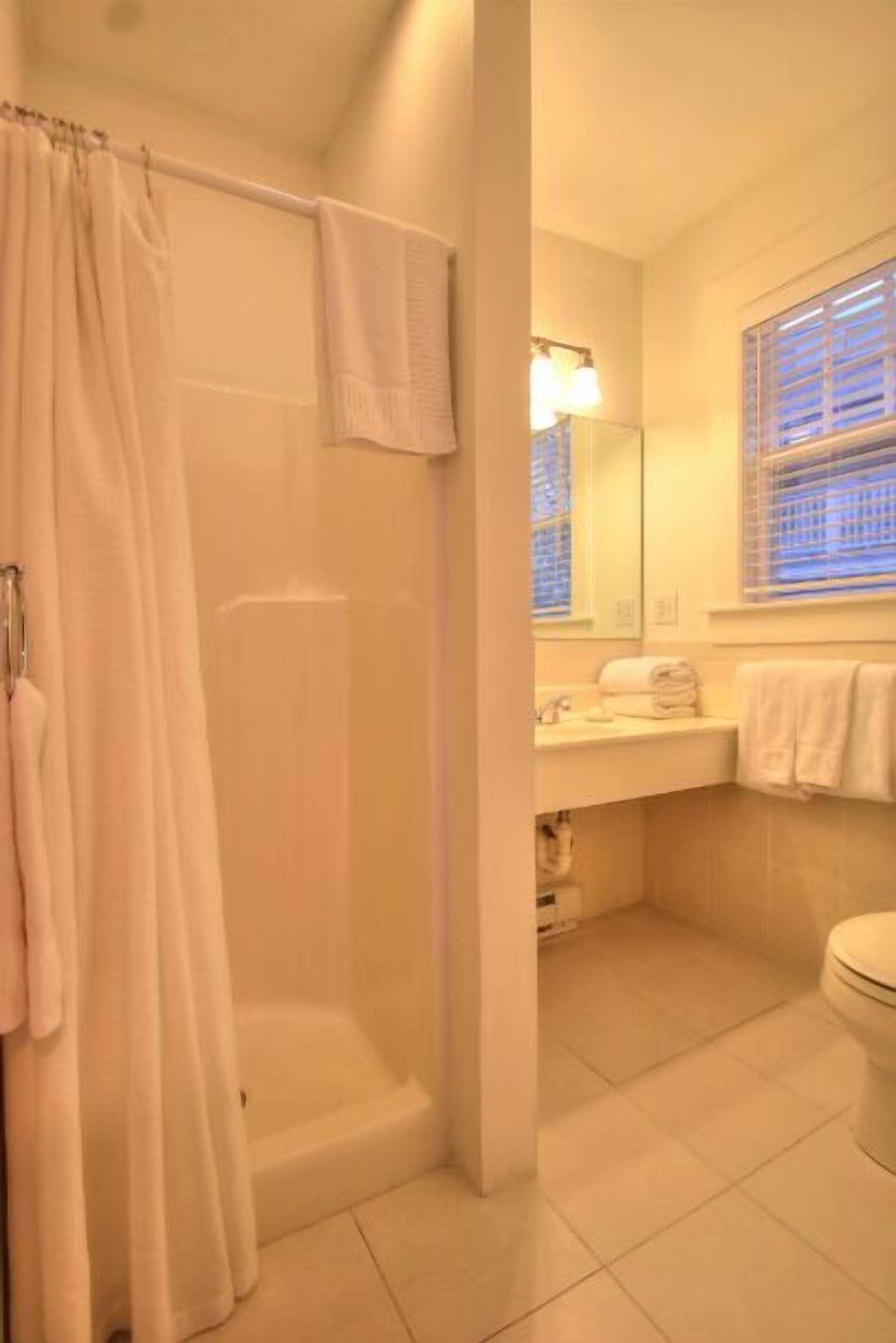 standard room, 1 queen bed, non smoking, kitchenette (103 -1 queen and kitchenette non-ov 1st floor) | bathroom | hair dryer, towels