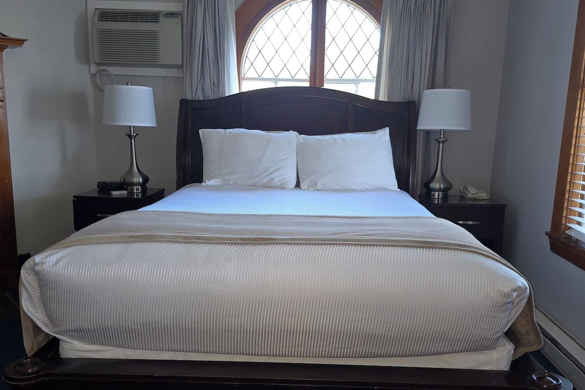 Standard Room, 1 Queen Bed, Patio, Ocean View (114- 1 Queen Bed Fireplace Porch Full OV 1st Floor) | Caja de seguridad en la habitación y decoración personalizada