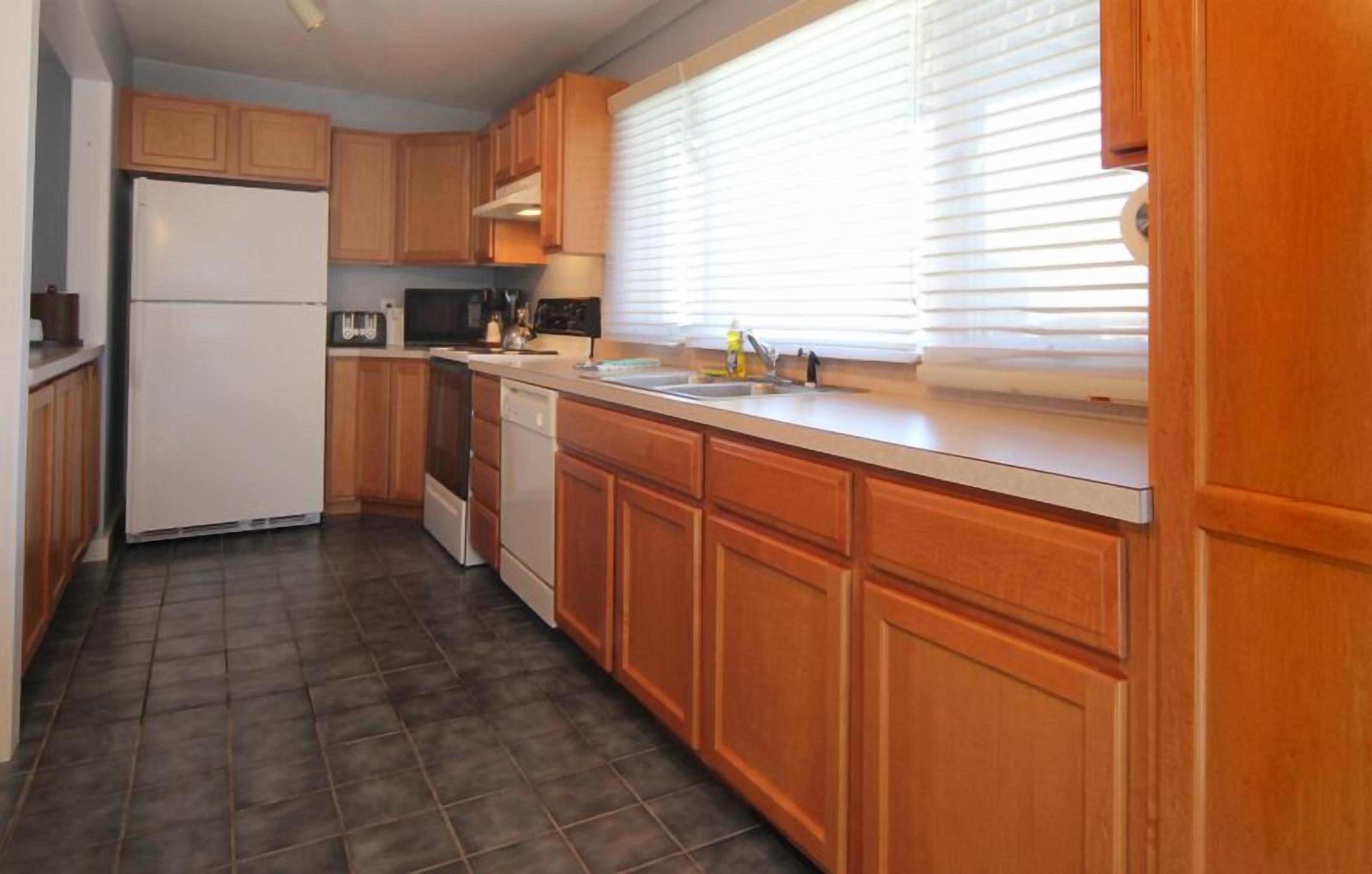 deluxe suite, 2 bedrooms, non smoking (232- 1q/2twin/living/dining room/kitchen non-ov) | private kitchen | fridge