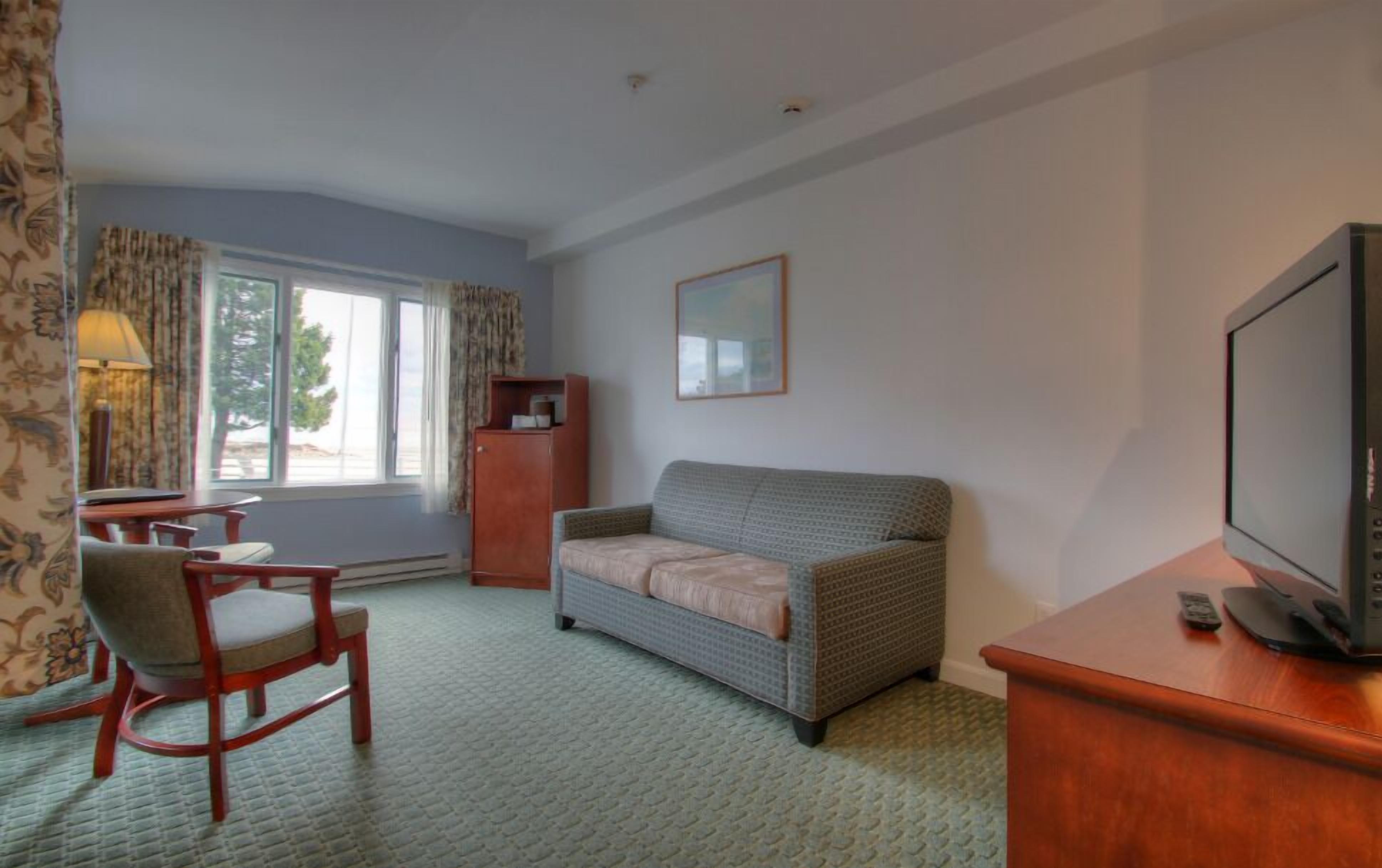 standard room, 1 queen bed with sofa bed, non smoking (115- 1 queen living room partial ocean view) | living room | 32-inch flat-screen tv with cable channels, tv