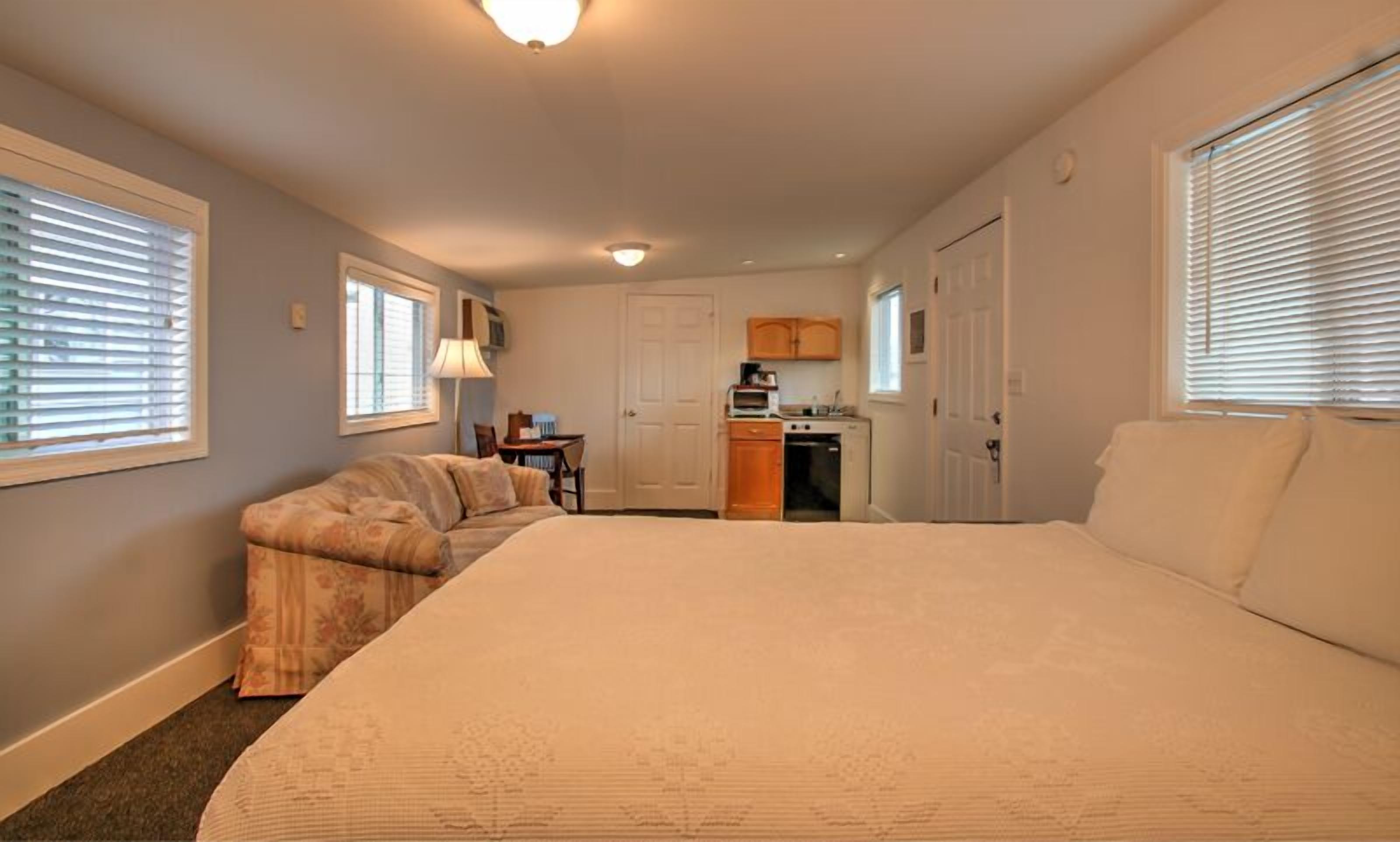 standard room, 1 queen bed, non smoking, kitchenette (137- 1 queen bed kitchenette non-ov) | in-room safe, individually decorated, individually furnished