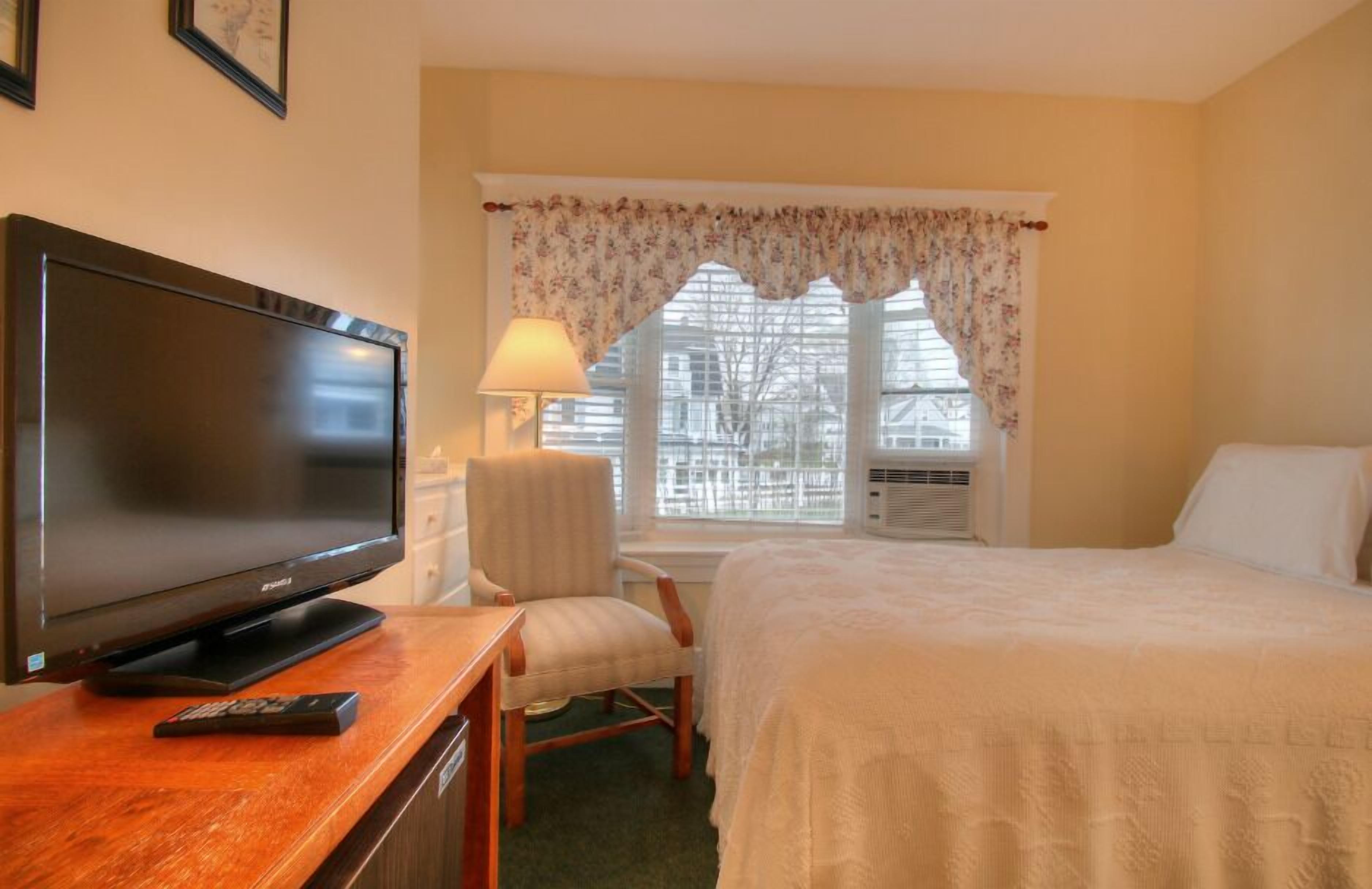 standard room, 1 double bed, non smoking (100 -1 double bed non-ocean view 1st floor) | in-room safe, individually decorated, individually furnished