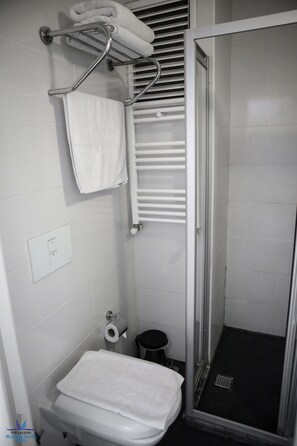 Double Room | Bathroom | Shower, free toiletries, hair dryer, slippers - The Legend Platine Suite (Istanbul)