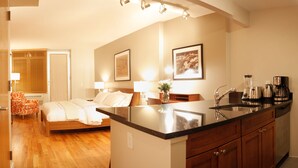Una cocina moderna con una isla central, armarios de madera y electrodomésticos de acero inoxidable.
