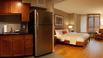 Queen Studio w Patio | Private kitchen | Fridge, microwave, oven, stovetop