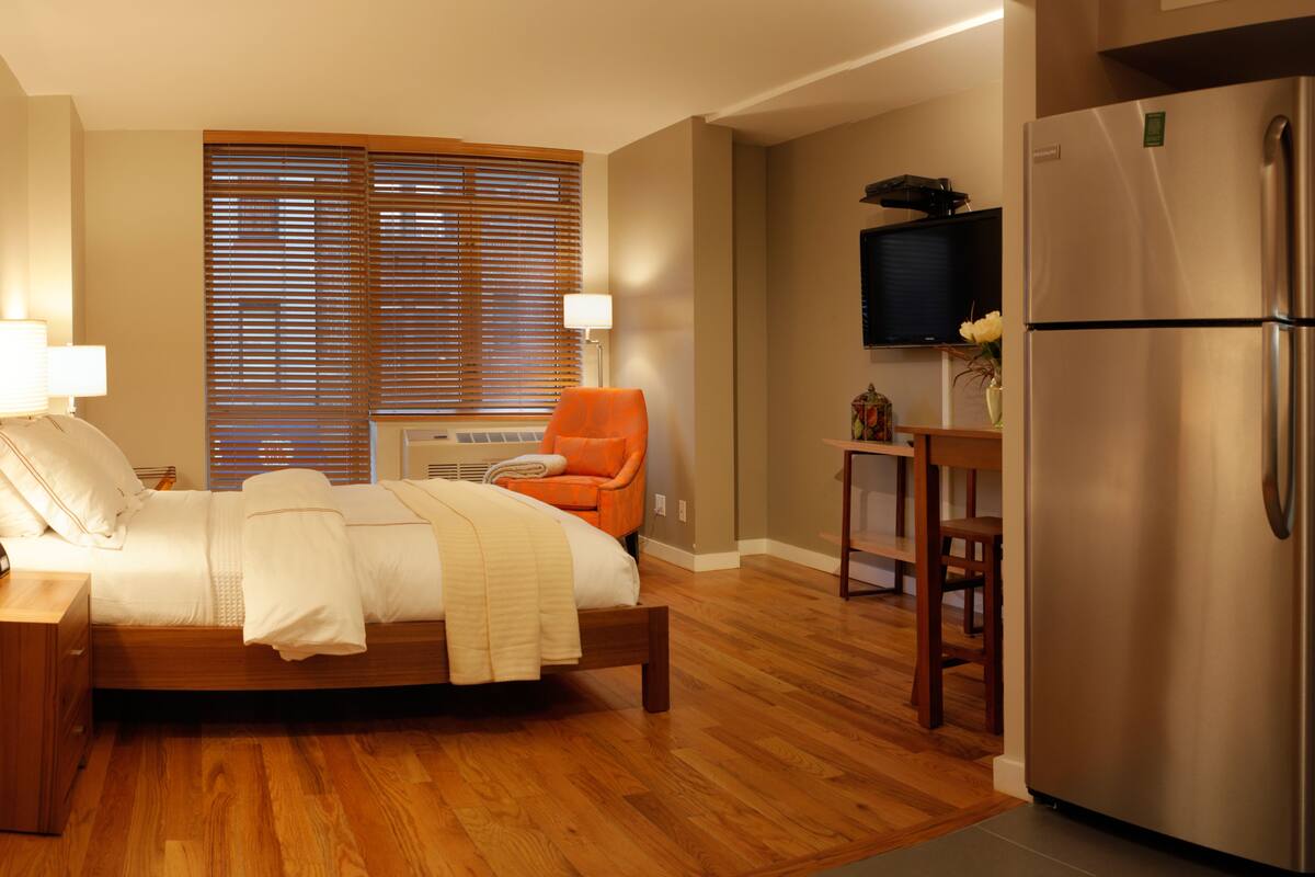 Queen Studio | Peralatan tempat tidur premium, meja, seterika/papan seterika 