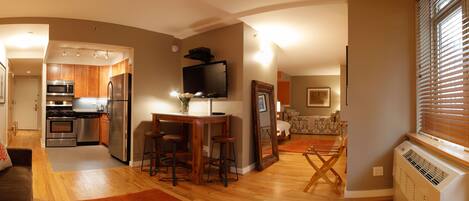 King Suite with Sofa Bed | Wohnbereich | 36-Zoll-Flachbildfernseher mit Digitalempfang, Fernseher, Netflix