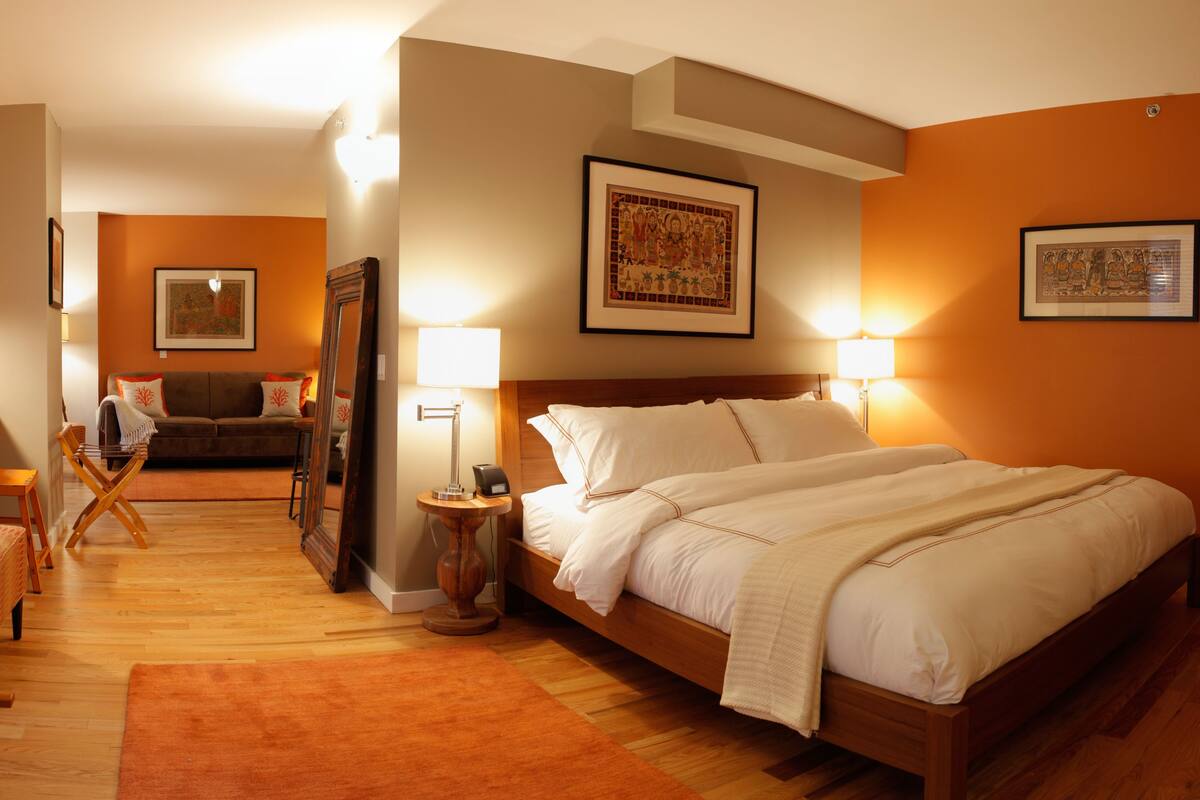 King Suite with Sofa Bed | Peralatan tempat tidur premium, meja, seterika/papan seterika 