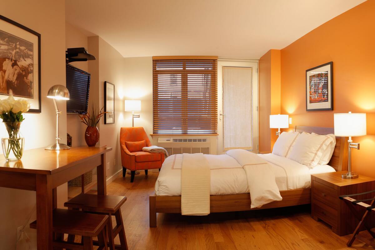 Queen Studio w Patio | Peralatan tempat tidur premium, meja, seterika/papan seterika 