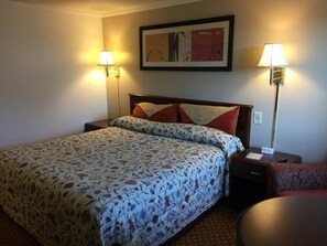 Desk, iron/ironing board, rollaway beds, free WiFi - Economy Inn of Bloomington (Bloomington)